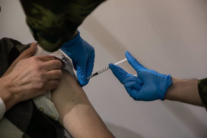 Coronavirus.- Grecia dará 150 euros a los jóvenes para incentivar la vacunación