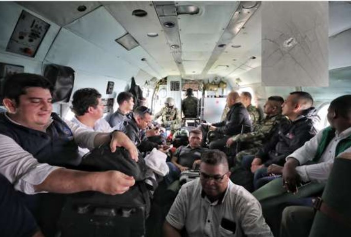 Según información del Ejército, un helicóptero en el que viajaban 20 delegados de la Fiscalía, la Procuraduría y otras entidades fue atacado con armas de largo alcance cuando se aproximaba a la zona.