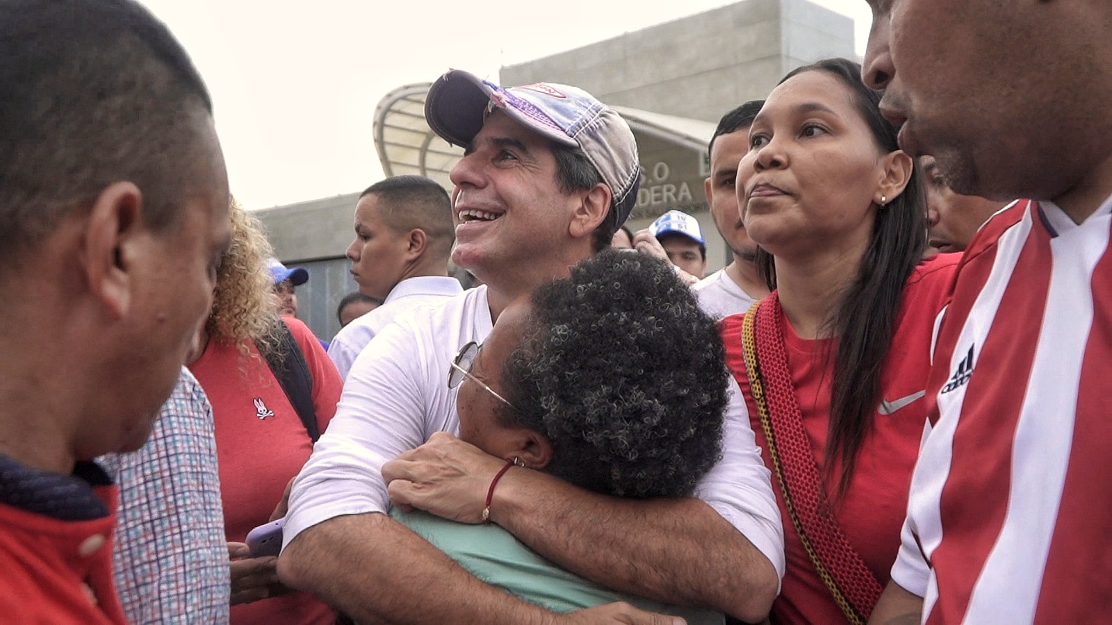 Alex Char recibiendo el cariño de sus electores