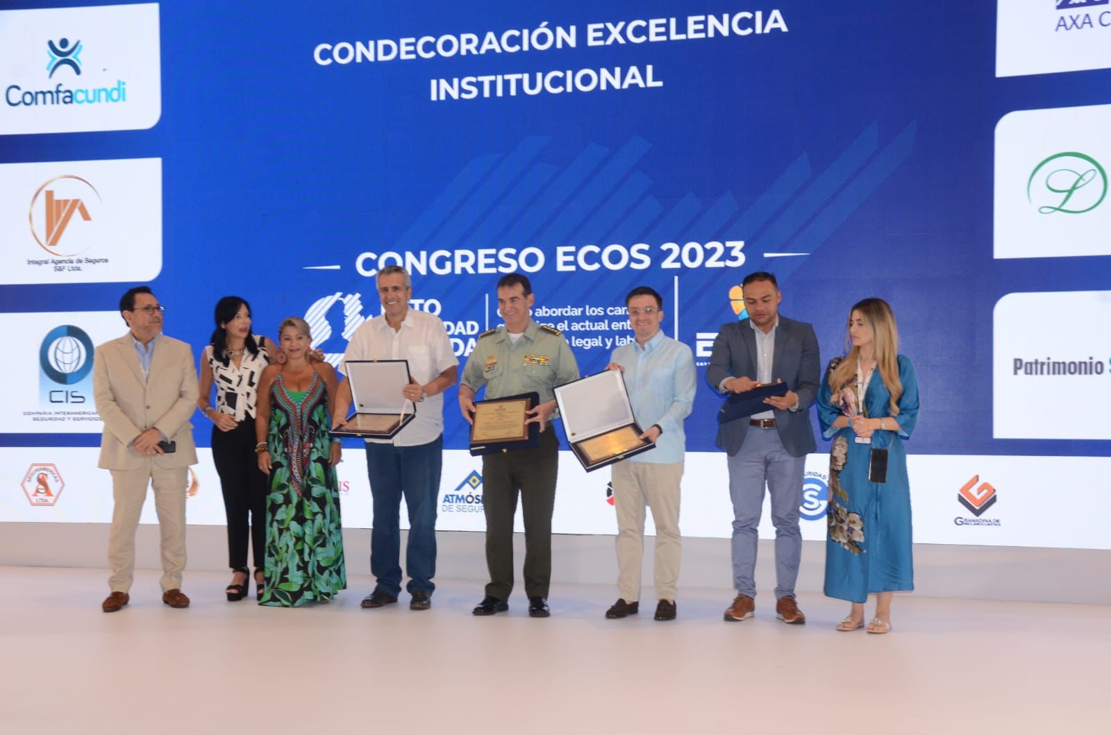 El ministro del Interior, Luis Fernando Velasco, recibiendo condecoración de excelencia institucional