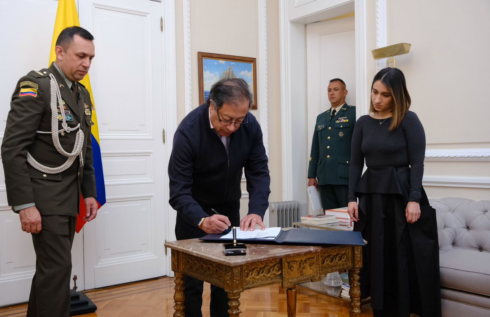 Presidente gustavo Petro firmando posesión de Laura Sarabia como nueva Directora del DPS
