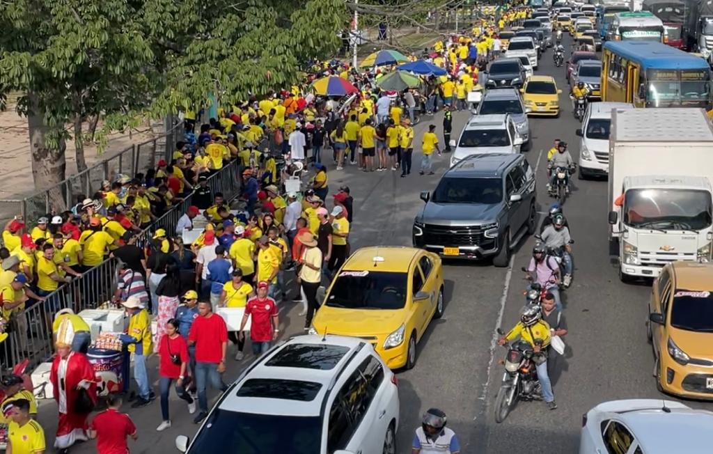 Hinchas del onceno tricolor a la entrada del Estadio Metropolitano