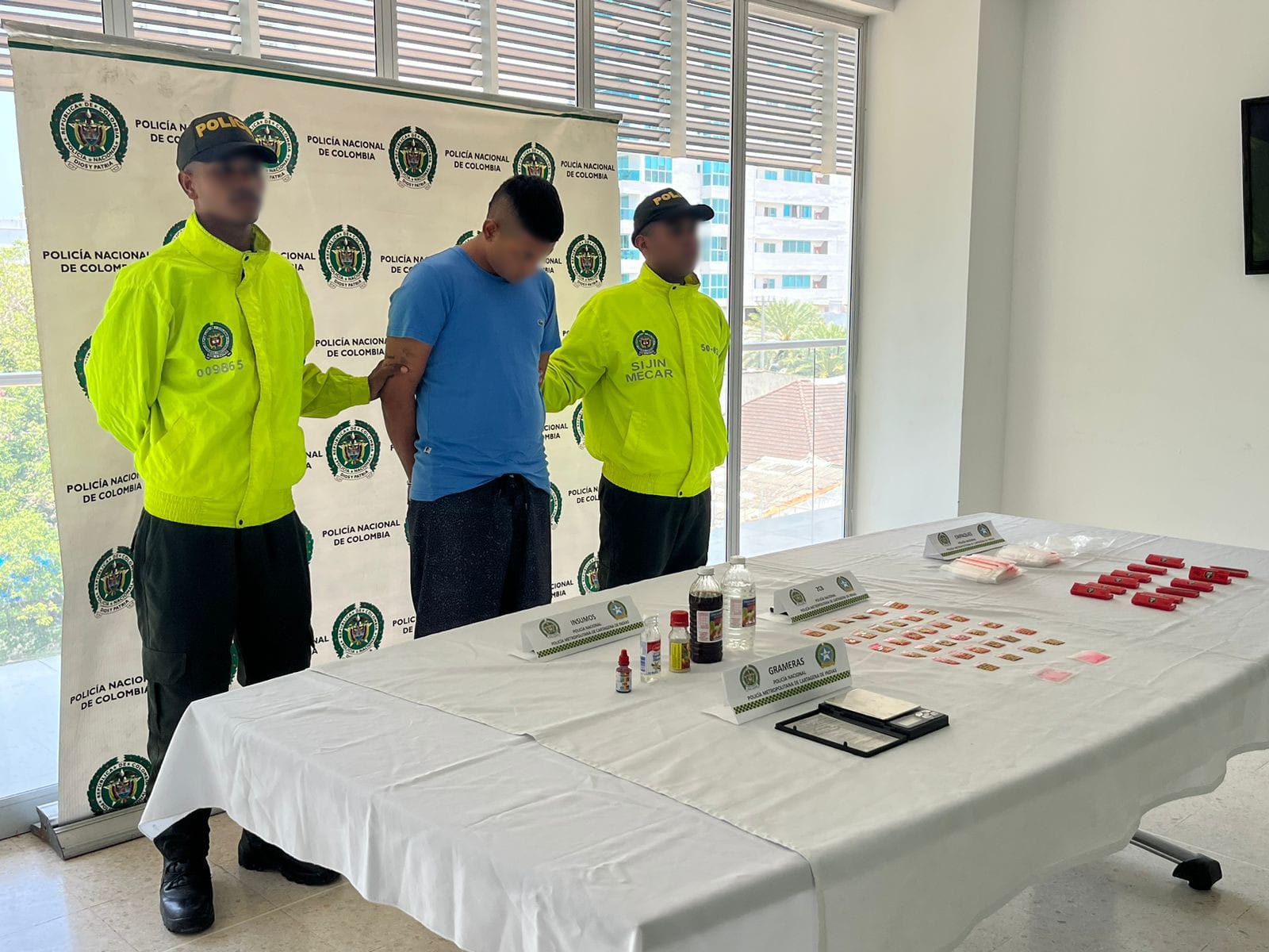 En el lugar se encontraron, 36 dosis de Tusi, una gramera, 10 cajas de papel y 300 empaques para dosificar la sustancia.