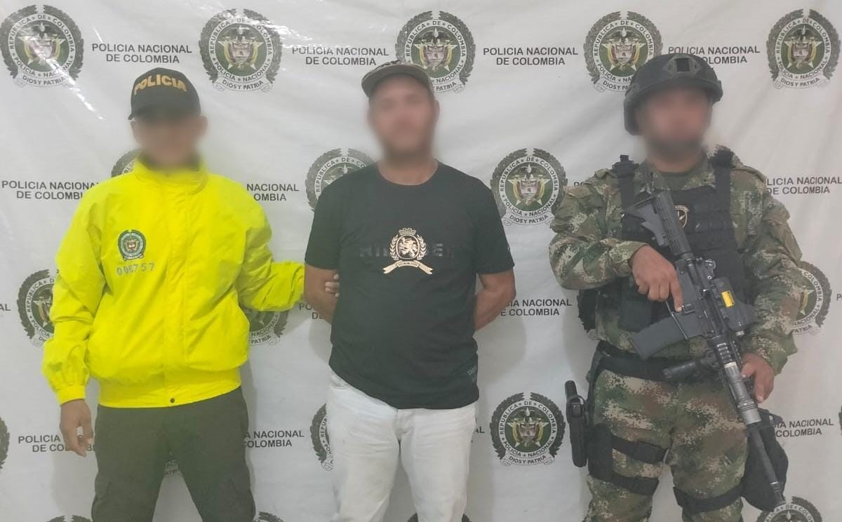 El procedimiento de captura se llevó a cabo en el municipio de La Jagua de Ibirico, Cesar, cuando “mono pecas” se encontraba en una calle del barrio El Bosque y fue abordado por la fuerza pública, quienes de inmediato le notificaron su captura, por el delito de concierto para delinquir agravado.