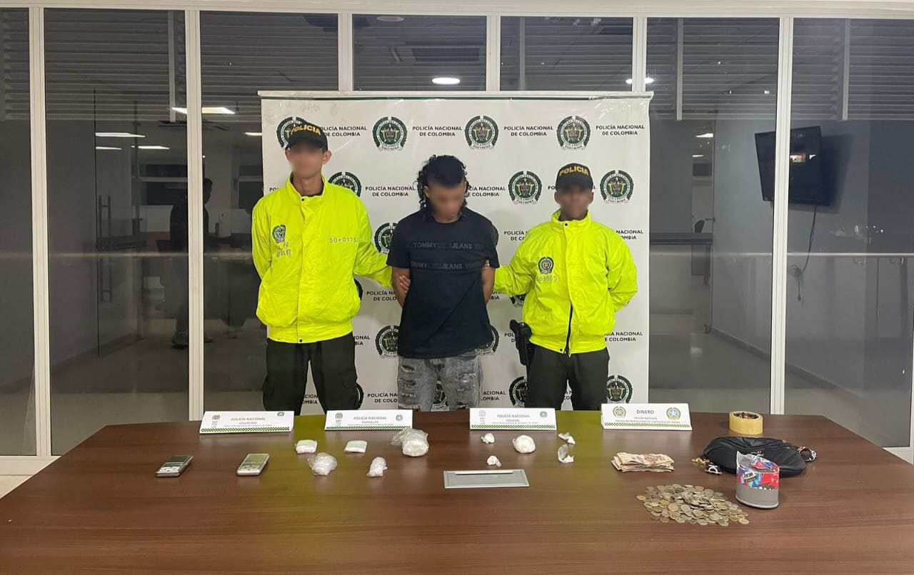 El capturado era conocido como “Francisco el Matemático”, quien sería el presunto responsable del expendio de las sustancias estupefacientes, en inmediaciones de entornos escolares, logrando erradicar este punto fijo de expendio.