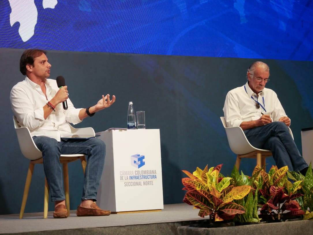 Alfredo Varela en el panel de candidatos en Encuentro Regional