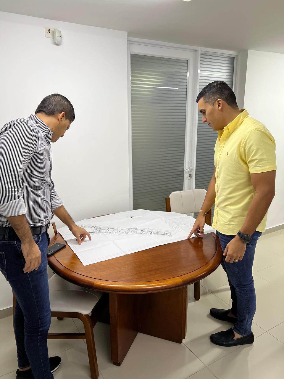 Santander Donado, Secretario de Tránsito analizando los planos de donde serán ubicados los semáforos en la avenida El Platanal, en Soledad