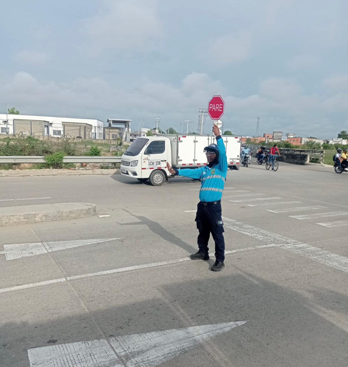 Regulador del tránsito en la Avenida El Platanal, en Soledad