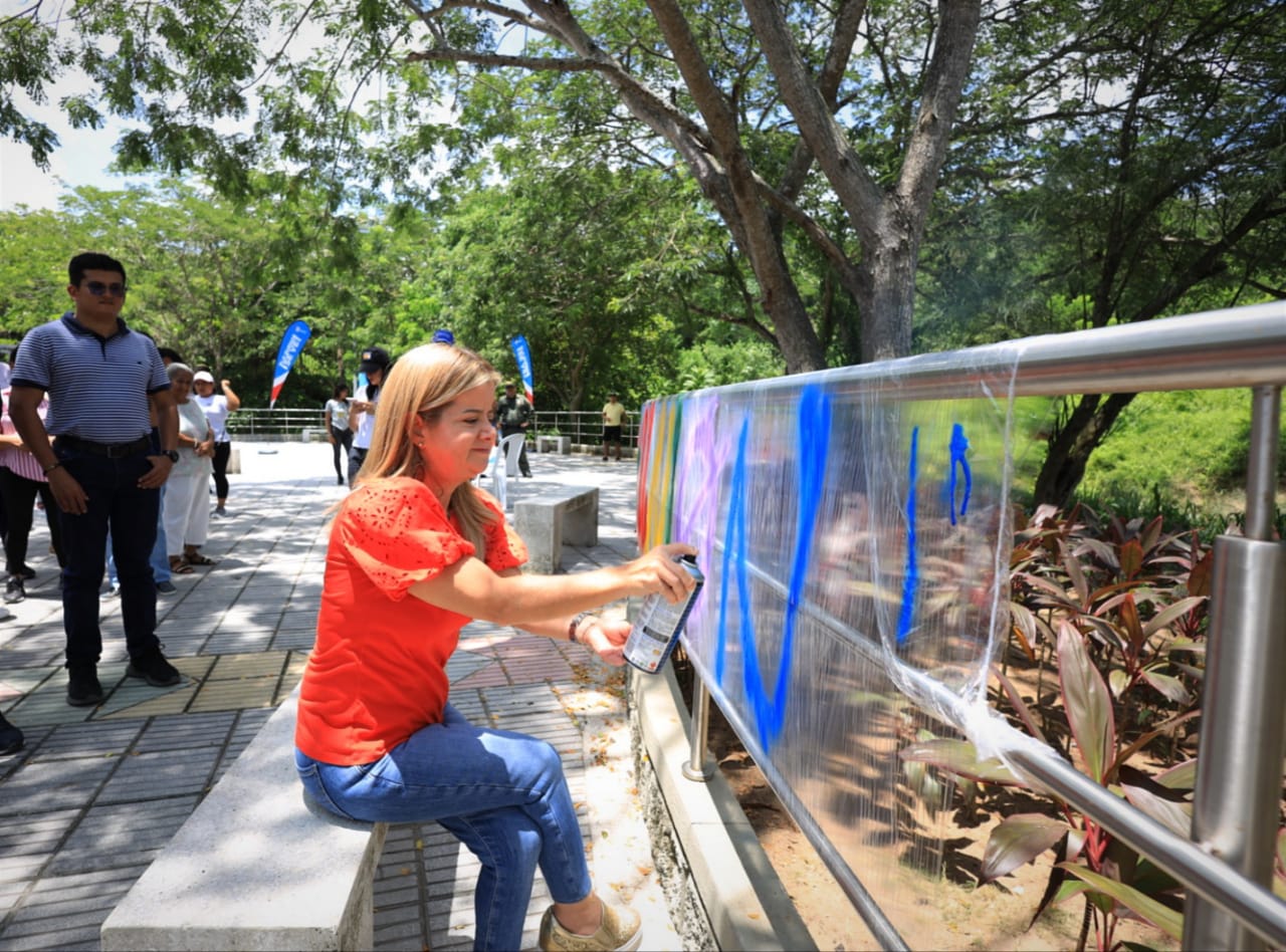 La Gobernadora del Atlántico participó en uno de los talleres prácticos que se realizaron en el marco de la Ruta del Color en Usiacurí, en compañía del artista Omar Alonso y 25 miembros de la comunidad.