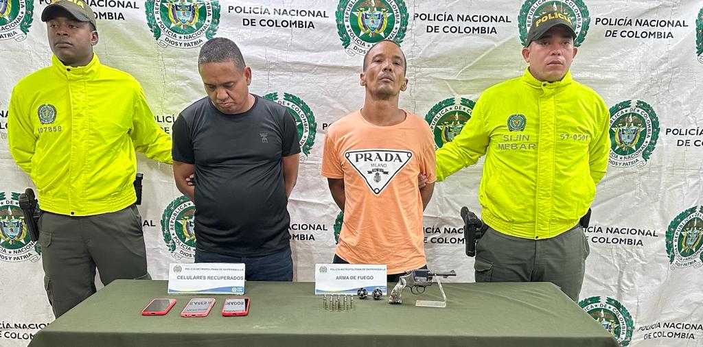 Unidades de la policía capturaron a dos presuntos delincuentes. Uno de ellos conocido con el alias del "borraco" y otro conocido como alias "luisito".