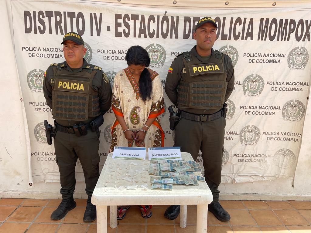 Esta mujer al parecer es una de las mayores comercializadoras de cocaína en este sector. Además, se pudo conocer que sus ventas estarían entre $ 500 mil pesos diarios.