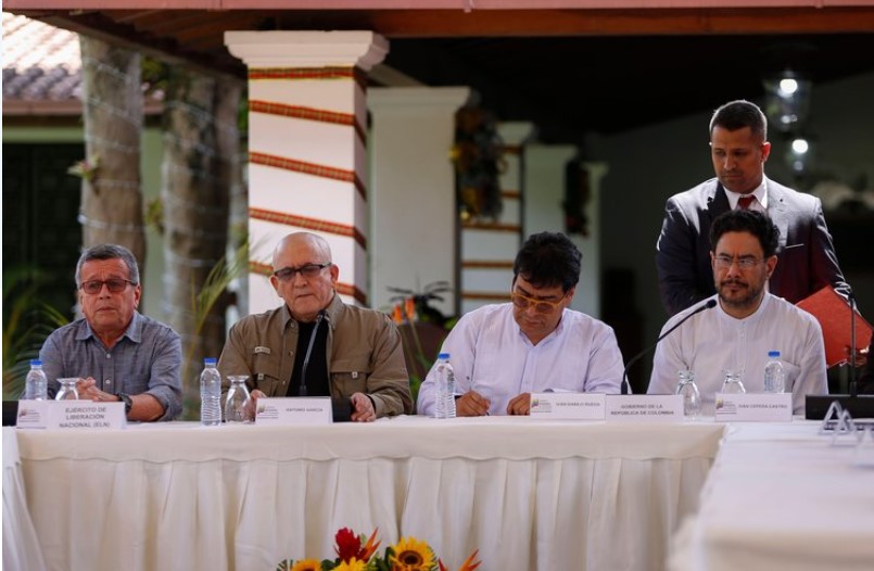Pablo Beltrán, miembro de la organización guerrillera ELN, Eliecer Herlinto Chamorro, alias "Antonio García", comandante del ELN, Ivan Danilo Rueda, Alto Comisionado para la Paz, e Ivan Cepeda, presidente de la Comisión de Paz