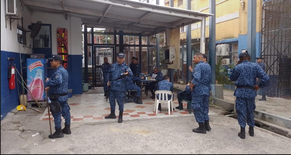 Guardianes del Inpec en uno de los patios de la cárcel Modelo de Barranquilla