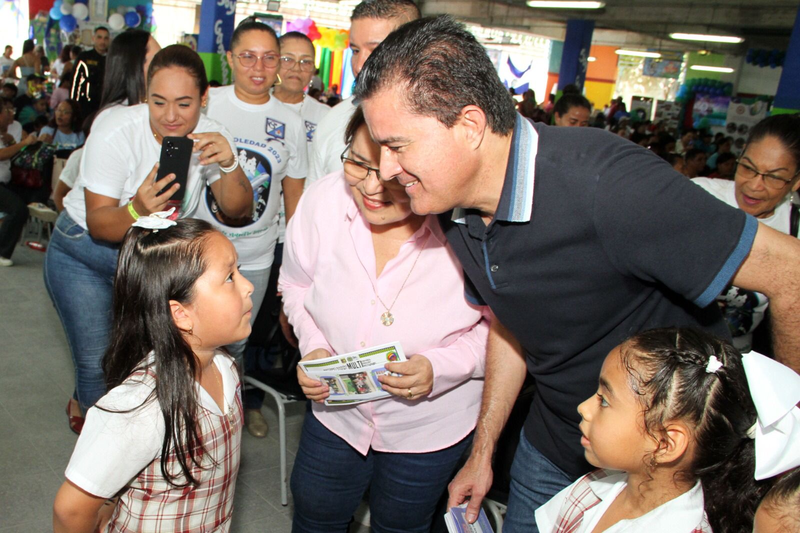 El alcalde de Soledad, Rodolfo Ucrós, con los estudiantes reactivando el compromiso con la identidad soledeña