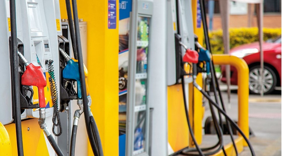 El Ministerio de Hacienda y de Minas y Energía había manifestado que las alzas en el precio del galón de la gasolina eran necesarias para reducir el impacto fiscal generado por el subsidio en el combustible, y que se ha visto reflejado en el déficit del Fondo de Estabilización de Precios de los Combustibles