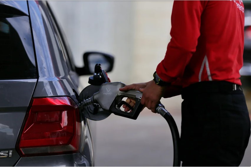 El gobierno de Gustavo Petro venía incrementando en $400 pesos el precio del galón de gasolina