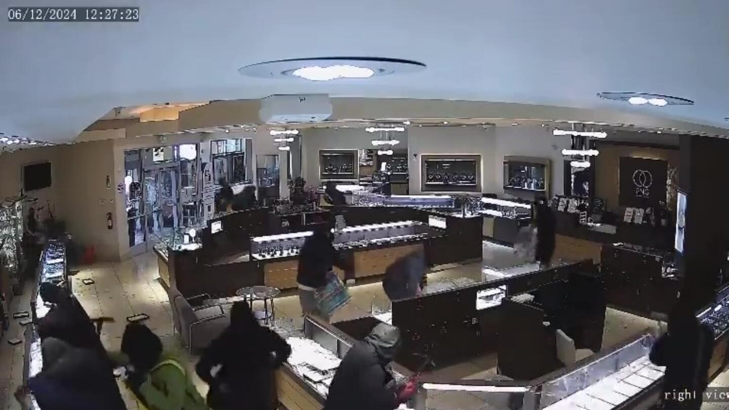 Con martillo, delincuentes irrumpieron y saquearon joyería en California, EE.UU.