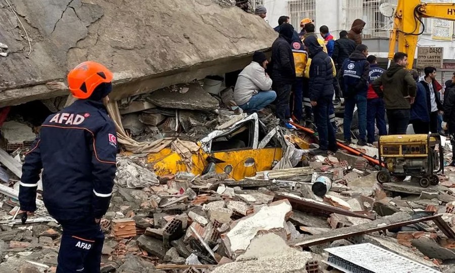 Colapso de edificio dejó un muerto y al menos ocho heridos en Turquía