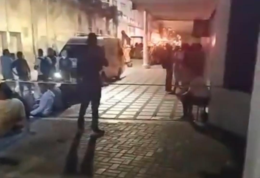 Intentan rescatar a hombre que quedó atrapado bajo escombros en el Centro