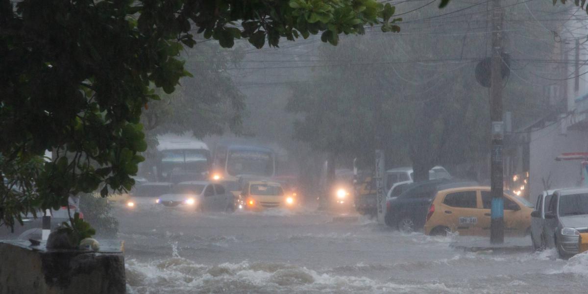 Emergencias por lluvias en vía 40, arroyo arrastró un taxi