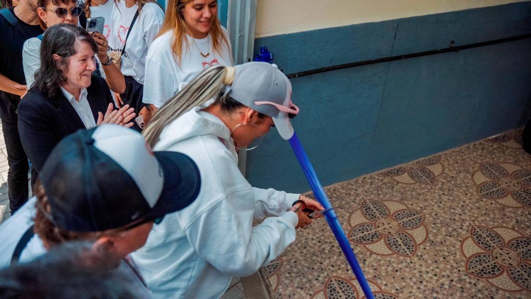 ¡Gran gesto de la Bichota! Karol G remodeló el colegio donde estudió en Medellín