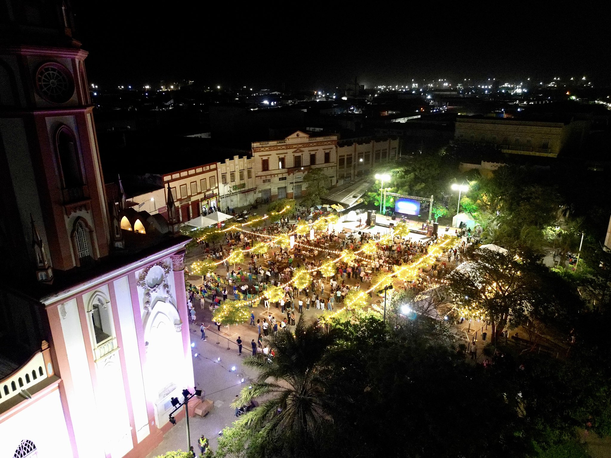 “¡El Centro vive de noche! Qué linda se ve la Plaza de San Nicolás”: Alex Char