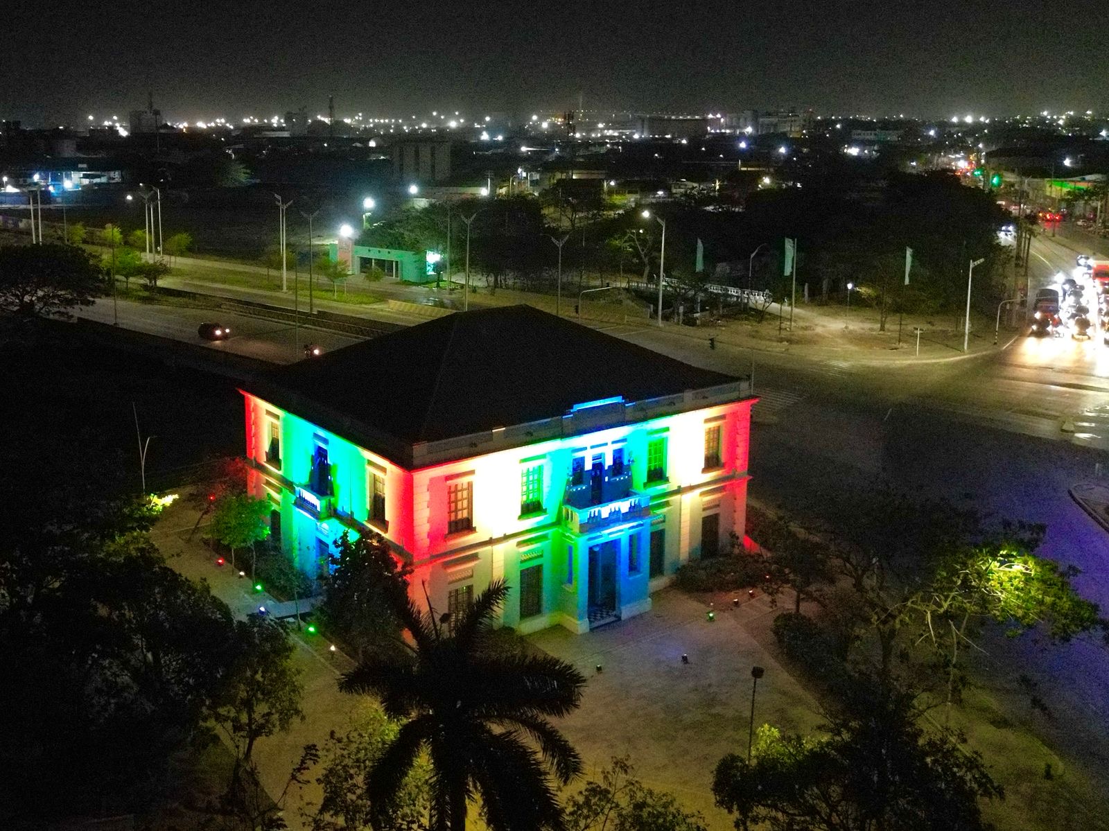Los colores de Barranquilla engalanan la Catedral y la Intendencia Fluvial por los 212 años