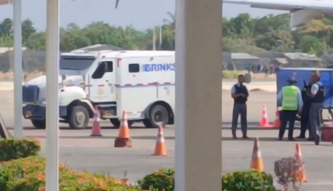 12 hombres armados ingresaron al aeropuerto de Riohacha y hurtaron carro de  valores - cvnoticiastv