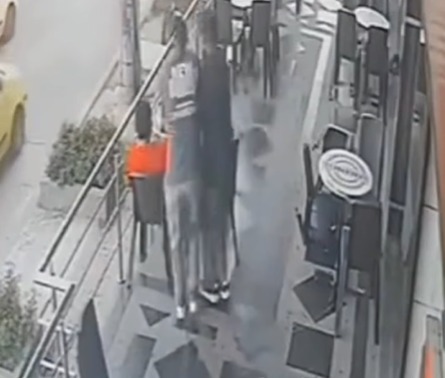 Cámara captó atraco a cliente en estadero de la calle 72 en Barranquilla