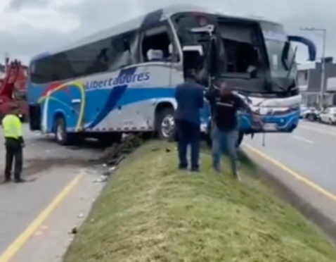 Dueño de bus atacó a su conductor luego de un choque en la vía Bogotá ...