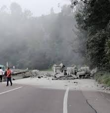 Tractocamión cargado de cemento se volcó en la vía La Vega–Bogotá