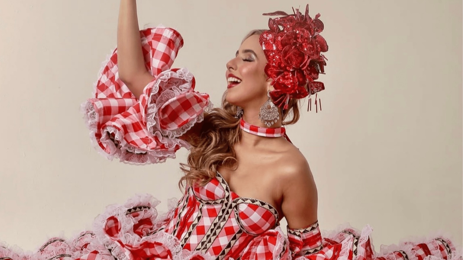 Reina del Carnaval de la 44 estrenó “En el bordillo”, canción oficial para la fiesta 2026