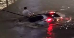 Fuertes lluvias arrastraron a conductor durante graves inundaciones en Bahía, Brasil