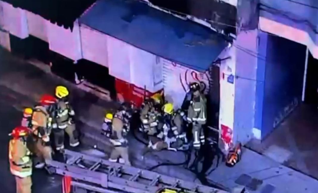 Bomberos rescataron con vida a un perro tras incendio en el centro de Medellín
