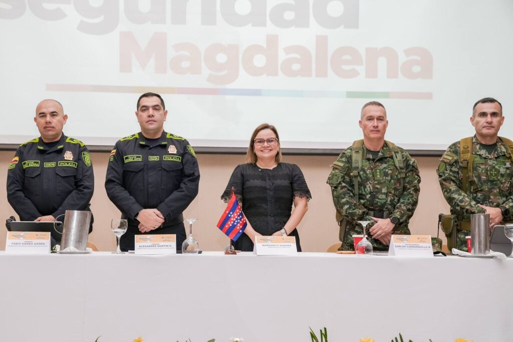 Gobernadora Margarita Guerra durante la Cumbre Global de Seguridad con empresarios y Fuerza Pública en el Magdalena.