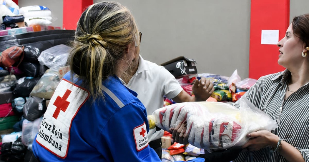 Voluntarios para damnificados por el terremoto clasifican ayudas humanitarias en Bogotá