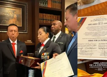 Banda presidencial de Abelardo De la Espriella entregada por veteranos y reservistas durante ceremonia previa a la posesión.