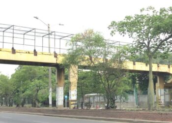 Puente peatonal de la calle 30 en Soledad permanece cerrado por deterioro