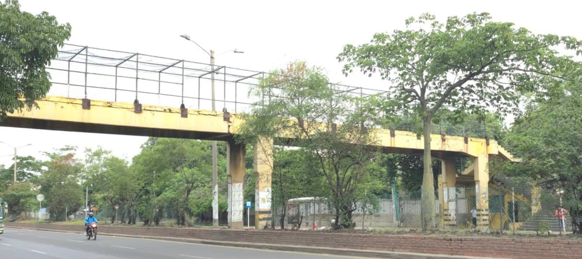 Puente peatonal de la calle 30 en Soledad permanece cerrado por deterioro