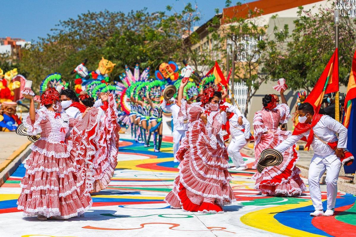 Salwa Maloof Habib y la delegación del Carnaval de Barranquilla durante su visita a la sede de la Unesco en París.