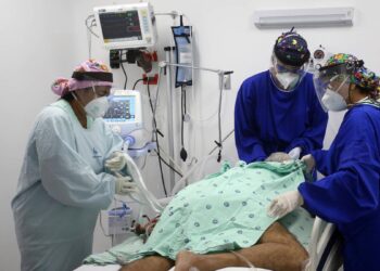 Atención humanizada a pacientes con enfermedades huérfanas durante un simposio en Sucre