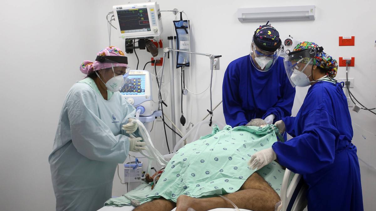 Atención humanizada a pacientes con enfermedades huérfanas durante un simposio en Sucre