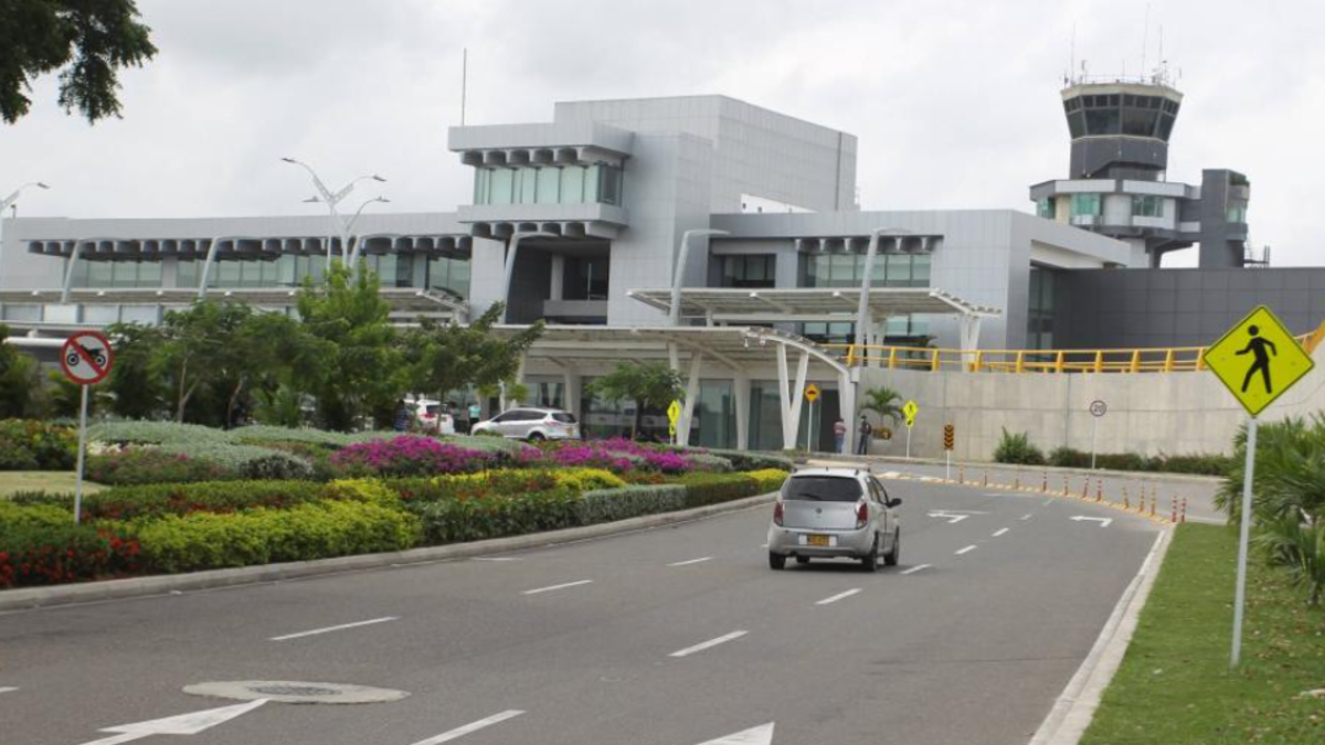 Alejandro Char inspecciona las obras de adecuación de la zona internacional del aeropuerto Ernesto Cortissoz en Barranquilla.