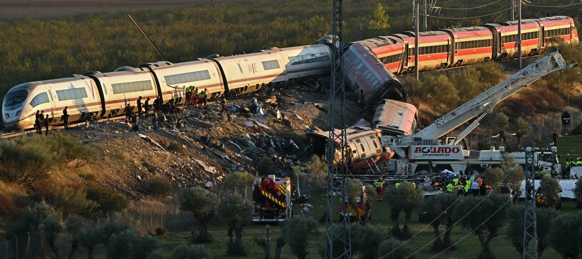 Equipos de emergencia trabajan en el lugar del accidente ferroviario ocurrido en Toledo, España, el 28 de octubre de 2026.