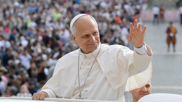 Papa León XIV, cuyo adenocarcinoma pulmonar fue confirmado por el Vaticano tras una intervención quirúrgica en Roma.